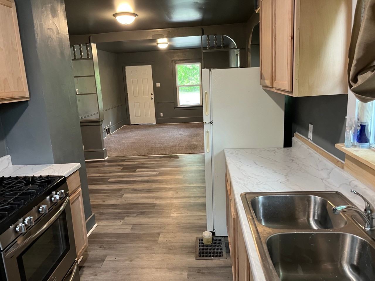 1414 Maple Ave - Photo 3 of 12