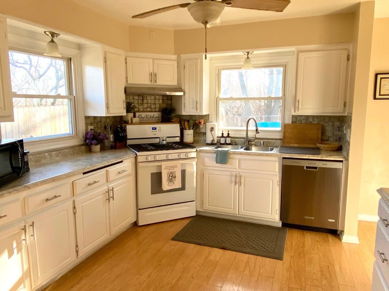2121 Easy St - Photo 2 of 12