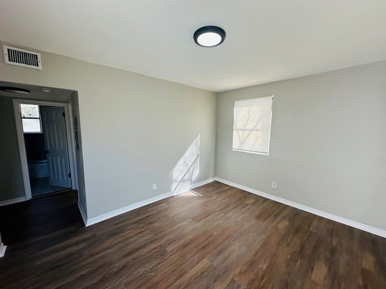 1021 W 6th St - Photo 3 of 20