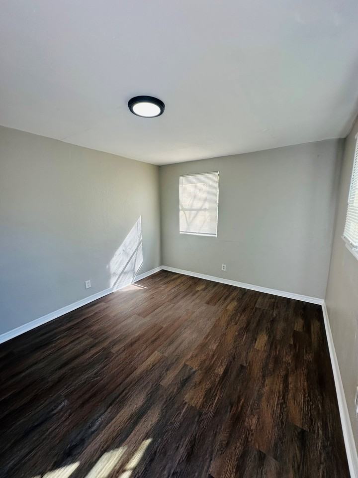 1021 W 6th St - Photo 4 of 20