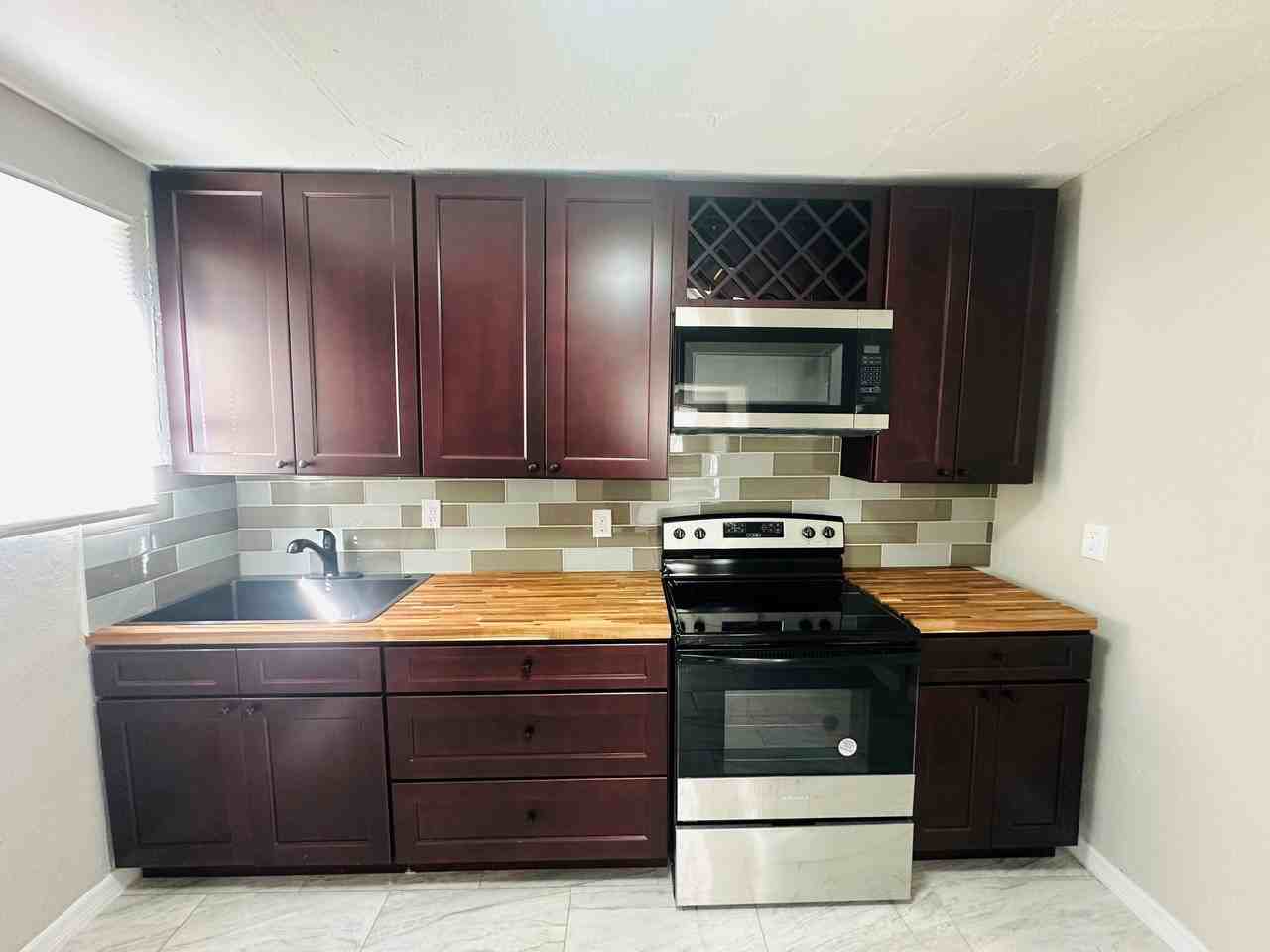 1021 W 6th St - Photo 5 of 20