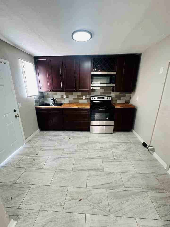 1021 W 6th St - Photo 6 of 20