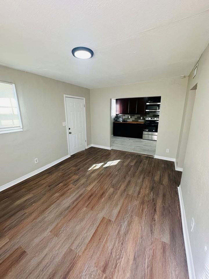 1021 W 6th St - Photo 7 of 20