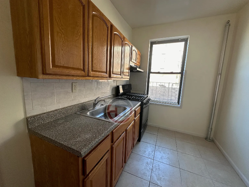 3132 Buhre Ave #3 - Photo 4 of 7