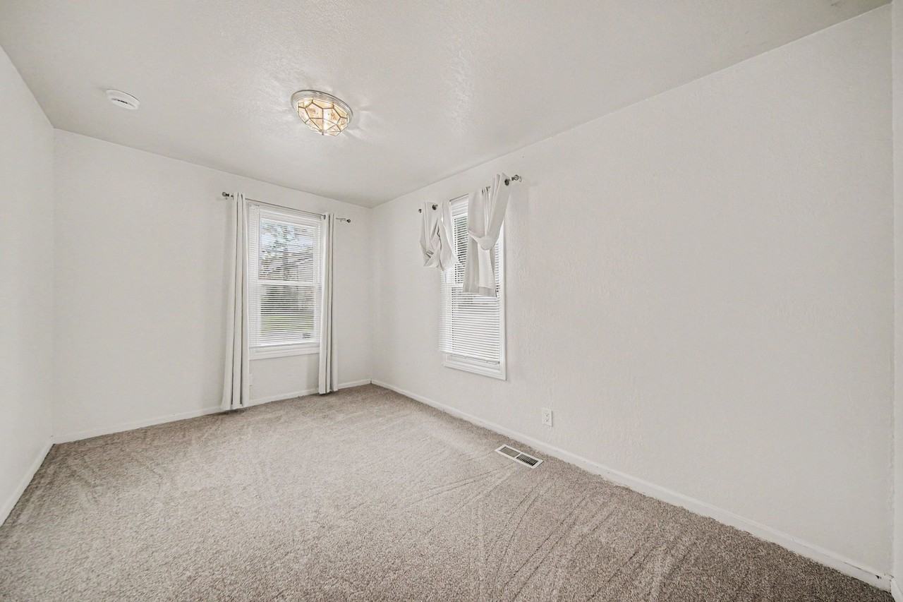 300 E Argyle St - Photo 7 of 15