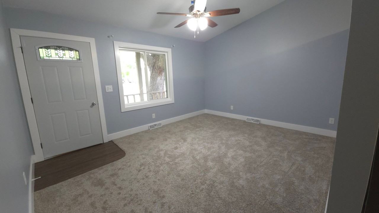 2125 44th St - Photo 2 of 13