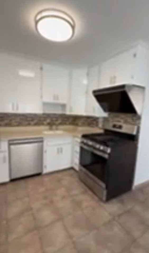 23-37 120th St - Photo 2 of 20
