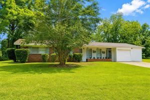 featured image of 215 Cardinal Ln