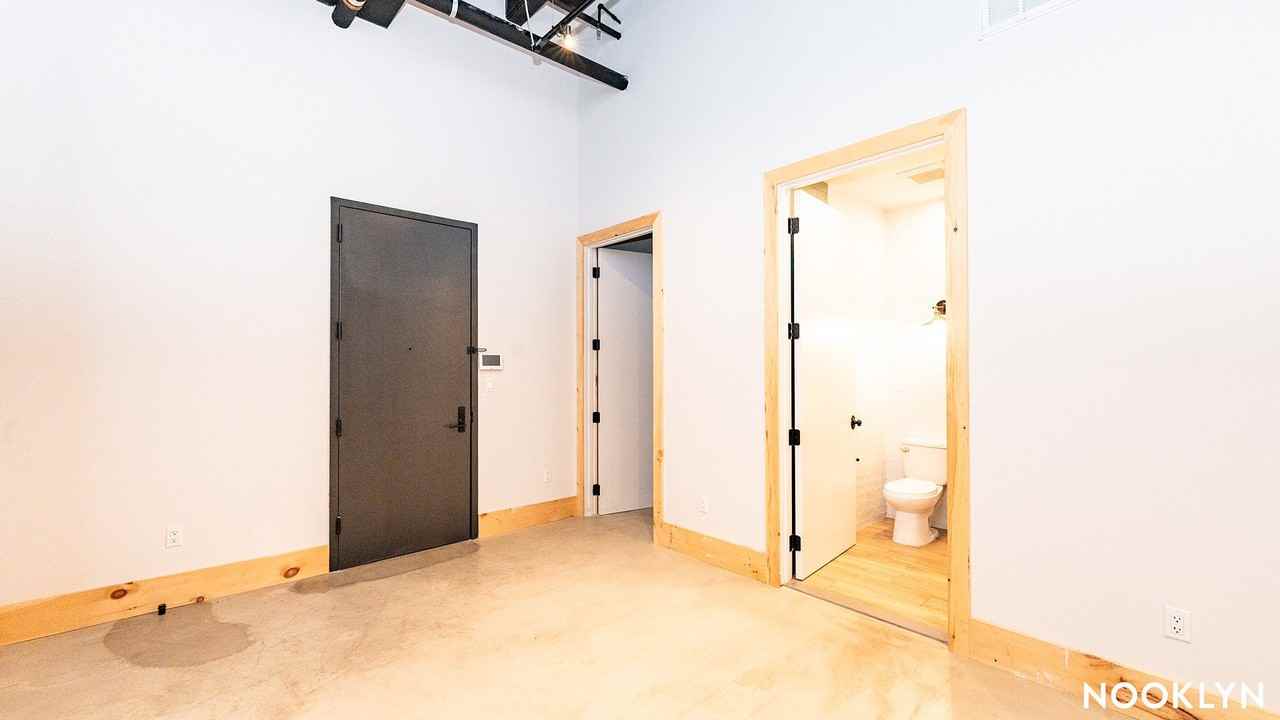 255 18th St #105 - Photo 5 of 20