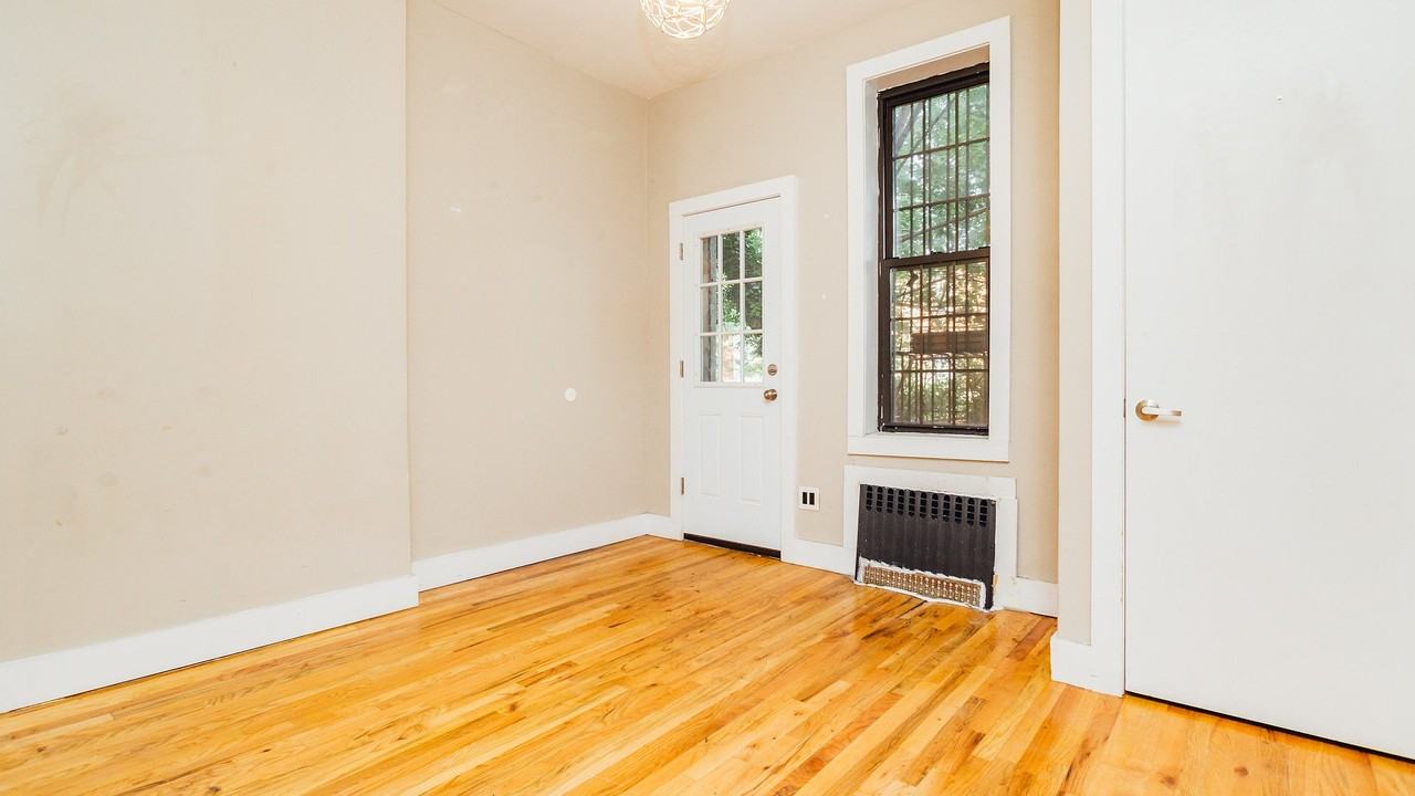1154 Gates Ave #1L - Photo 5 of 20