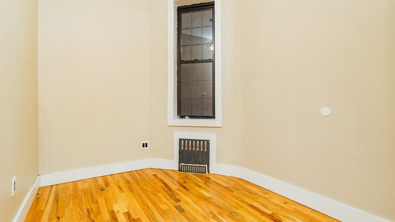 1154 Gates Ave #1L - Photo 7 of 20