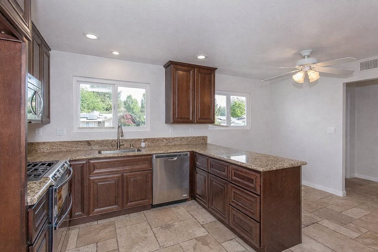 639 Calle Tulipan - Photo 2 of 10