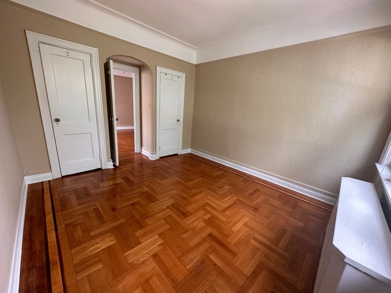 2036 Colonial Ave #2R - Photo 5 of 8