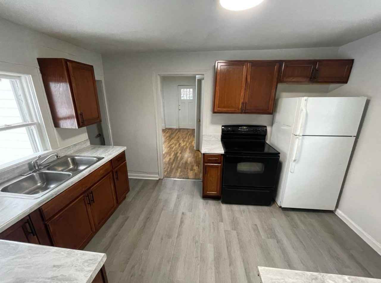 227 W Franklin St - Photo 3 of 9