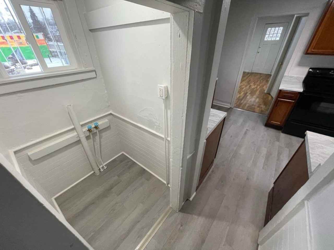 227 W Franklin St - Photo 5 of 9