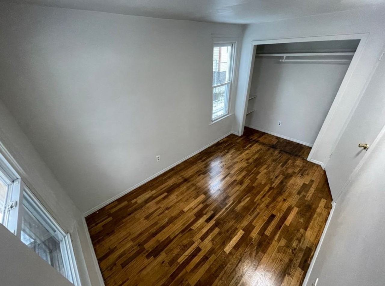 227 W Franklin St - Photo 6 of 9