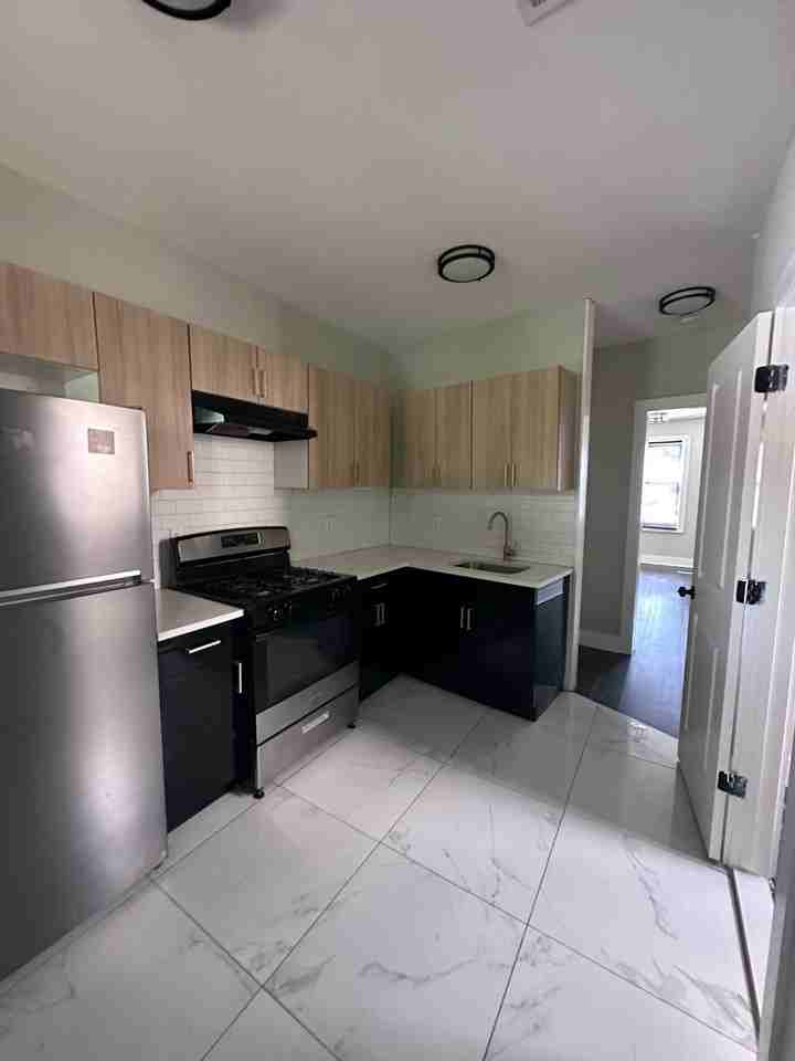 154 Sanford St #2 - Photo 3 of 7