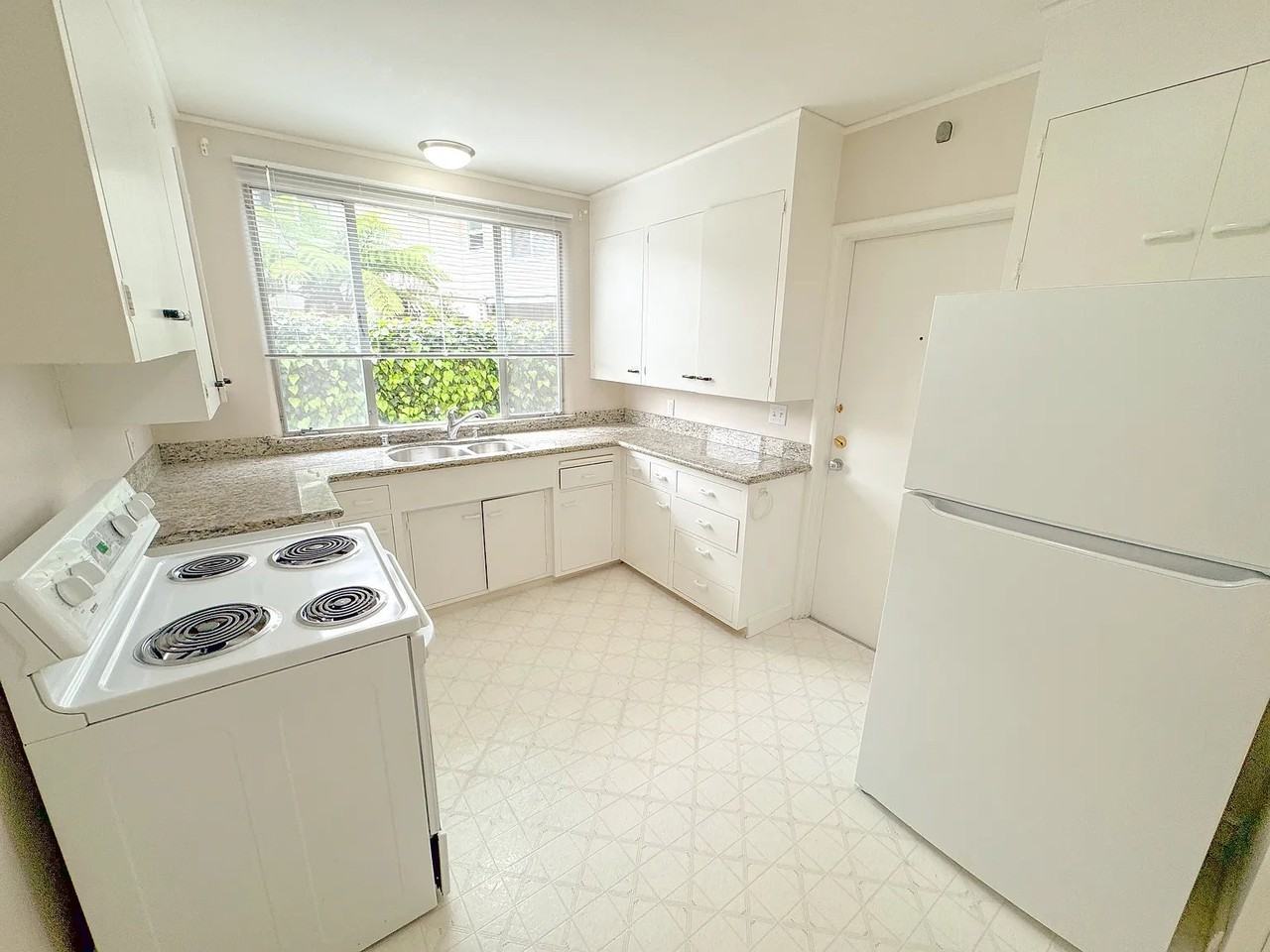 24 Baytree Way #6 - Photo 2 of 8
