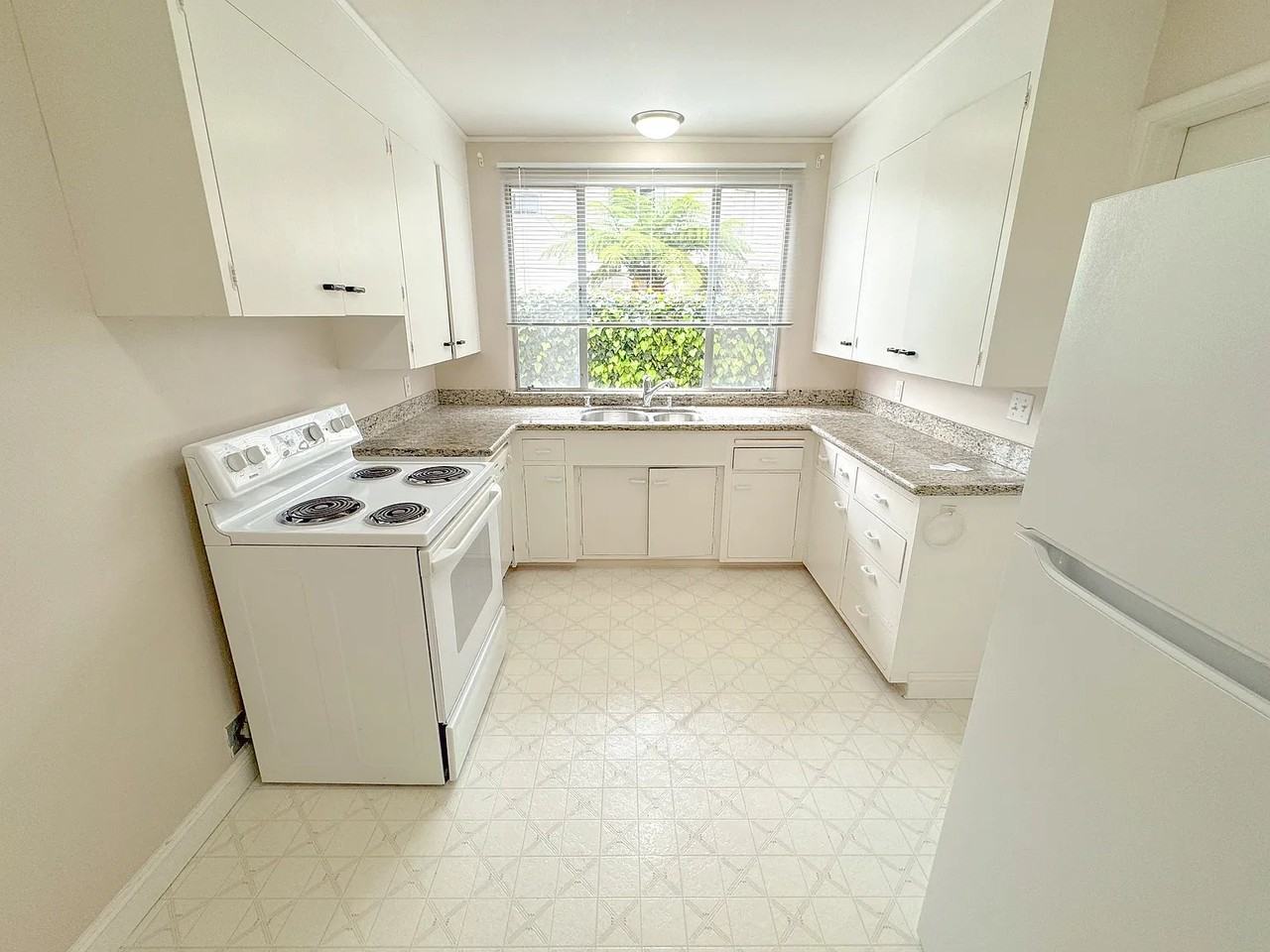 24 Baytree Way #6 - Photo 3 of 8