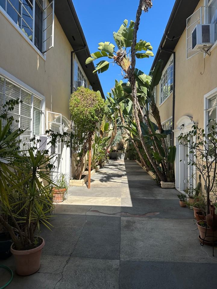 1350 N Hayworth Ave #7 - Photo 4 of 14