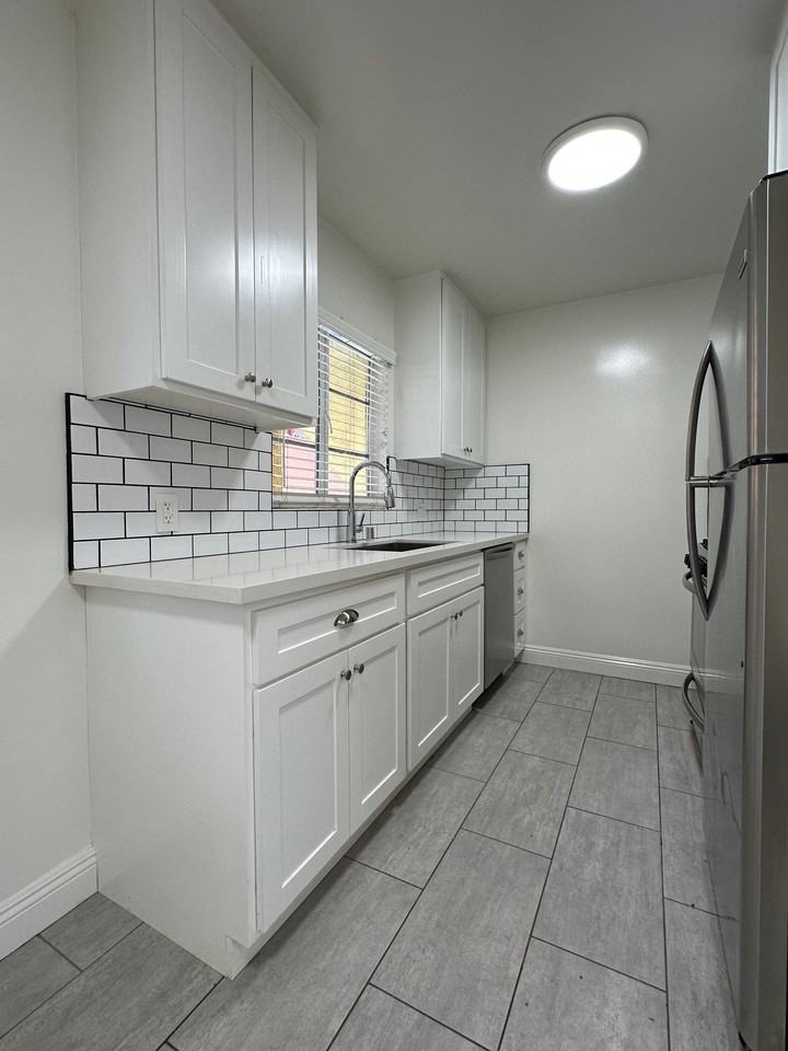 1350 N Hayworth Ave #7 - Photo 6 of 14
