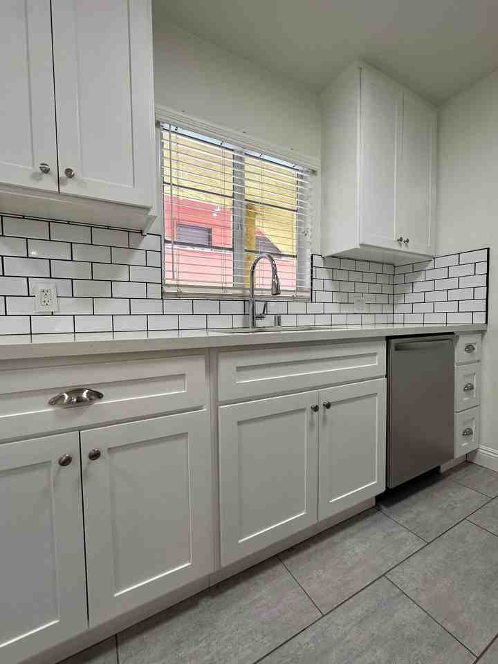 1350 N Hayworth Ave #7 - Photo 7 of 14