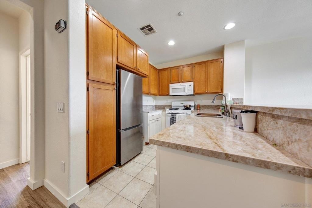 1583 Sumac Pl - Photo 3 of 16