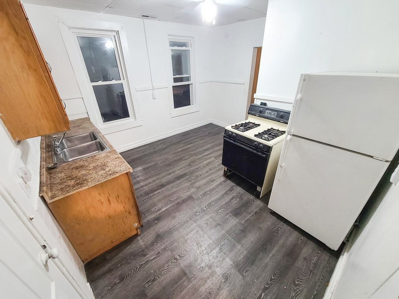636 W 17th St #2 - Photo 3 of 10