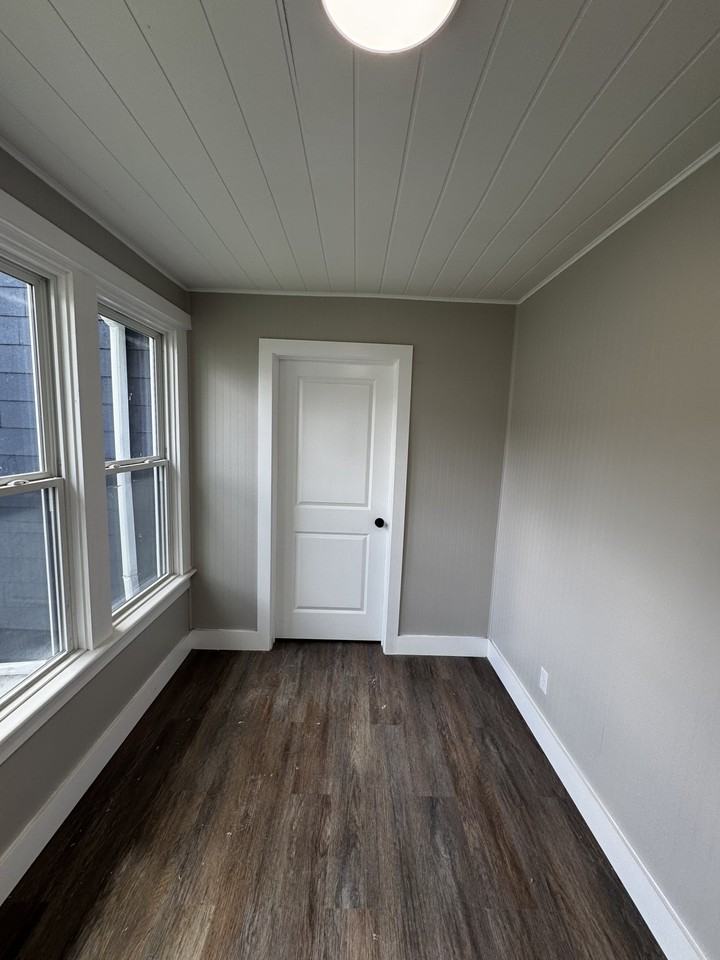 409 N Elm St - Photo 3 of 19