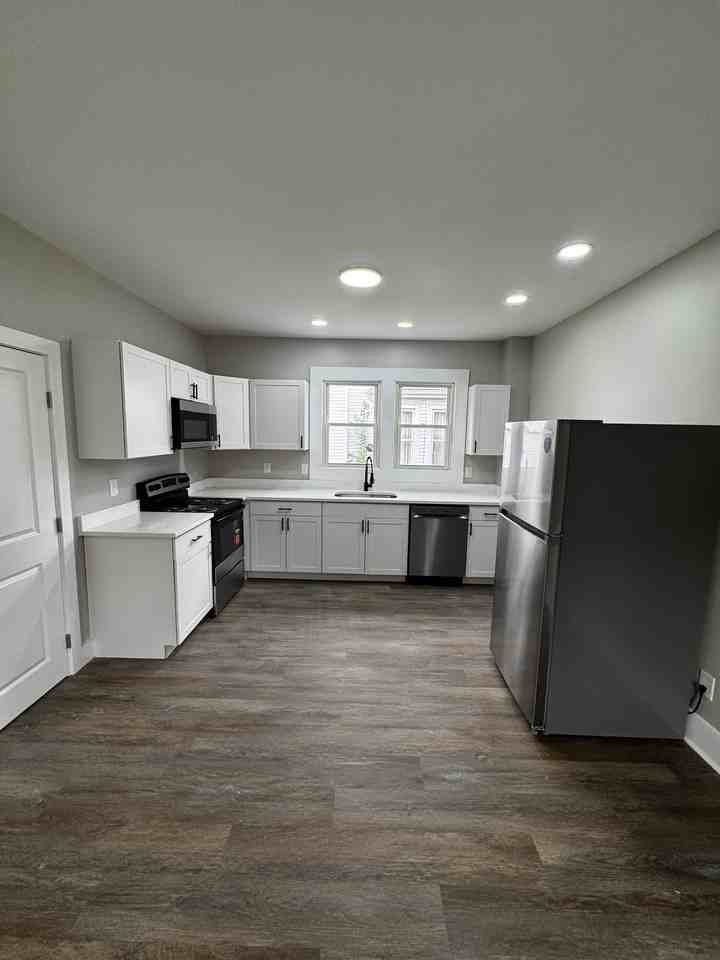 409 N Elm St - Photo 4 of 19