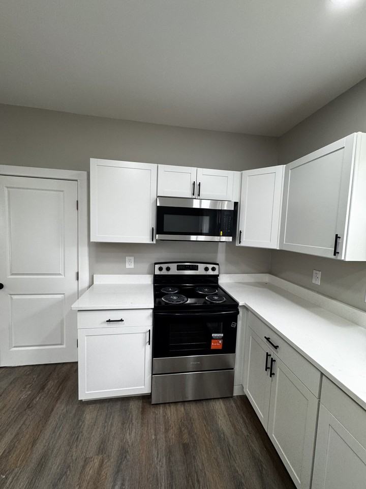 409 N Elm St - Photo 5 of 19
