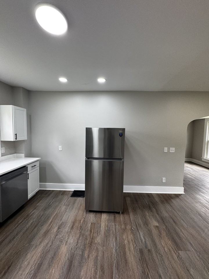 409 N Elm St - Photo 6 of 19