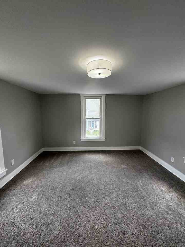409 N Elm St - Photo 7 of 19