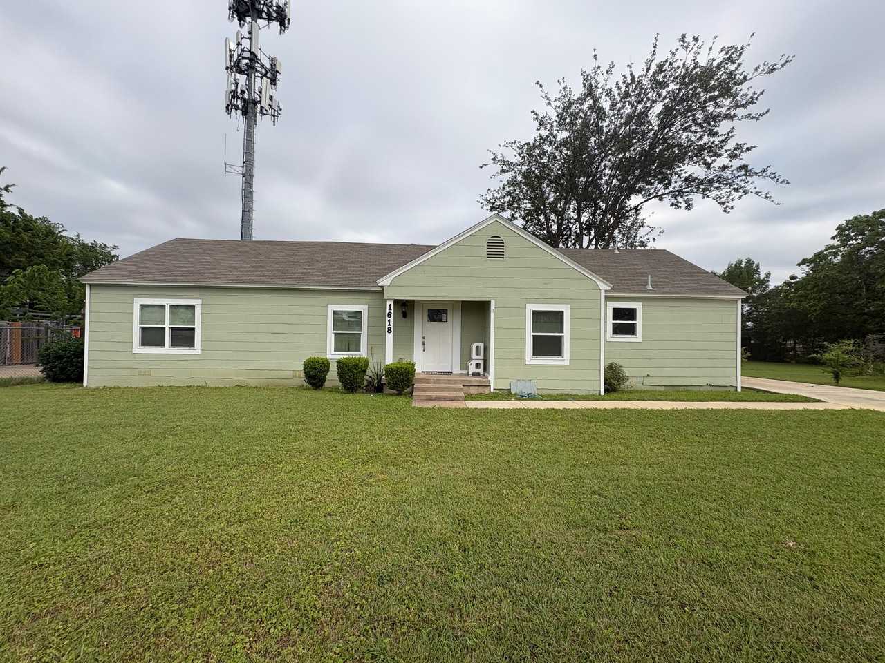 1618 Bruce Dr - Photo 2 of 21