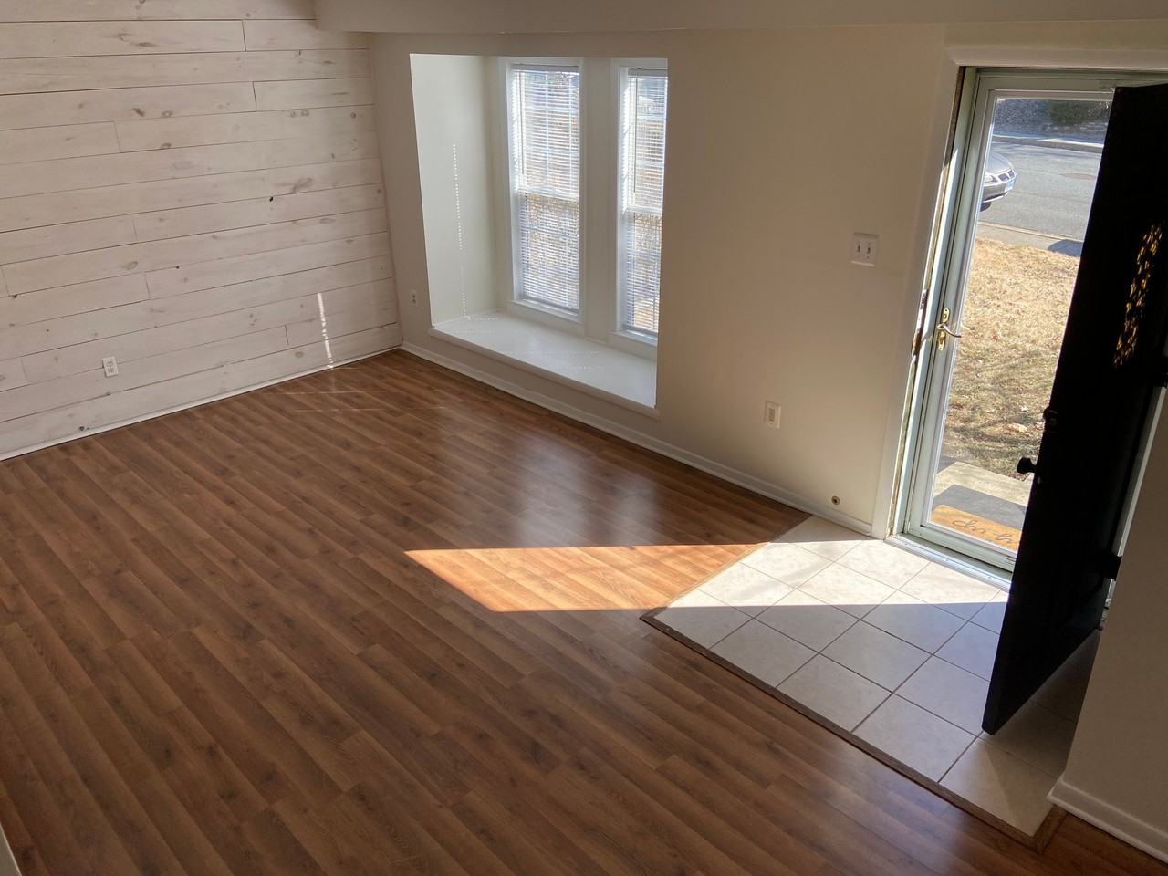327 Roanoke Dr Se - Photo 2 of 13