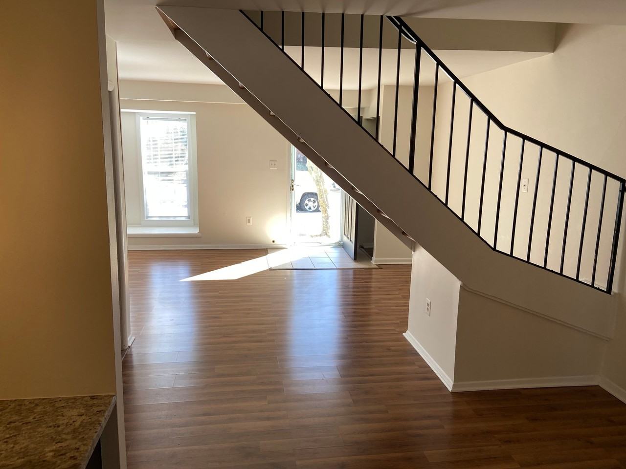 327 Roanoke Dr Se - Photo 4 of 13