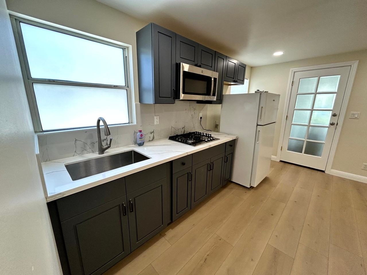 415 Wallace Ave #A - Photo 3 of 9