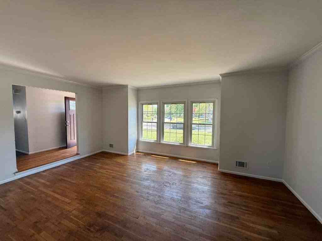 648 Longview Dr - Photo 4 of 16