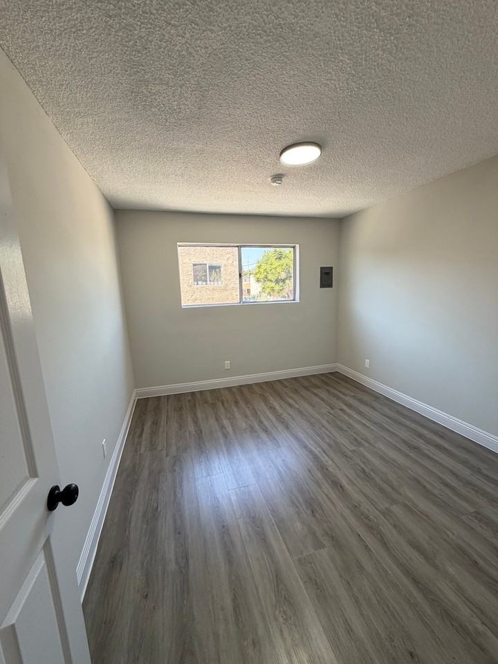 609 W 94th St #8 - Photo 4 of 15