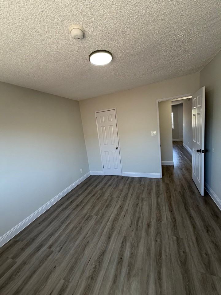 609 W 94th St #8 - Photo 5 of 15