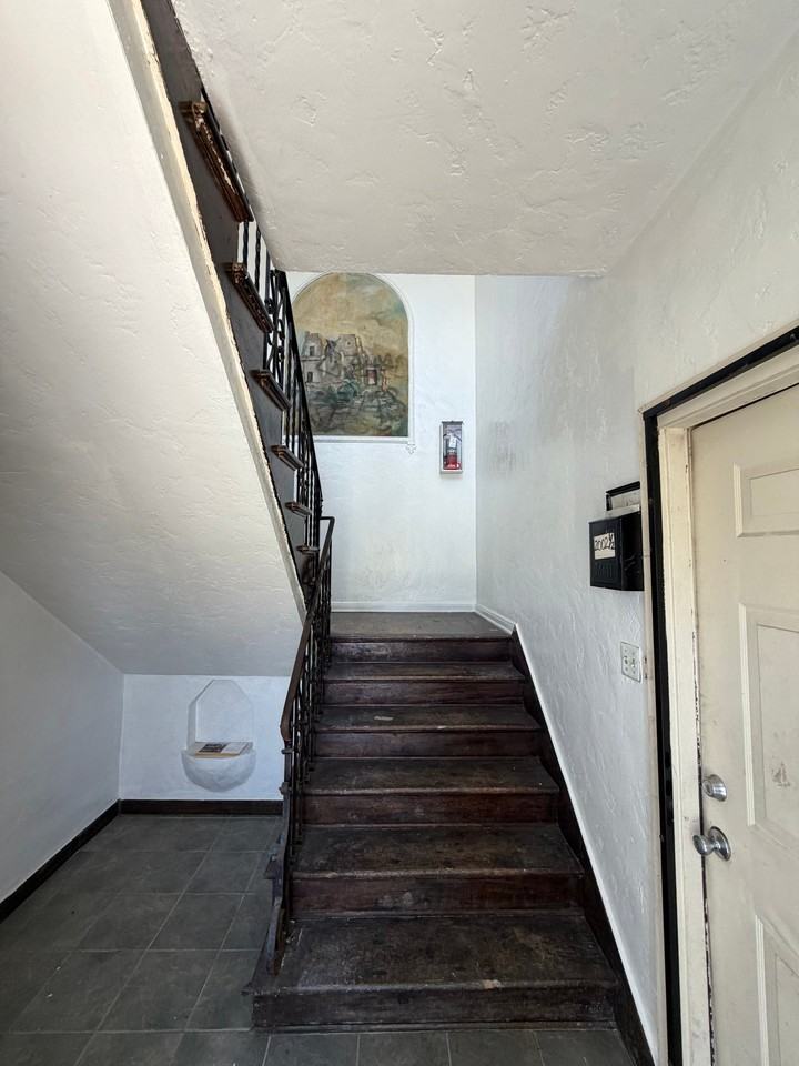 2001 S Harcourt Ave #2 - Photo 2 of 19