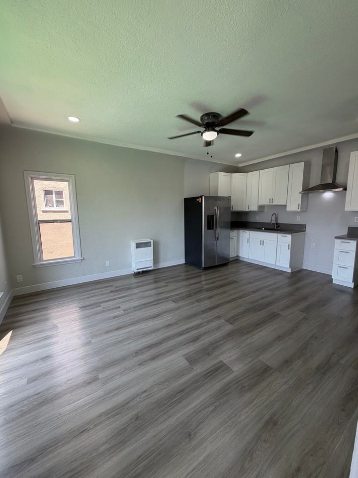 2001 S Harcourt Ave #2 - Photo 4 of 19