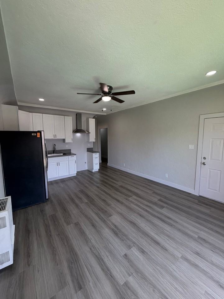 2001 S Harcourt Ave #2 - Photo 5 of 19