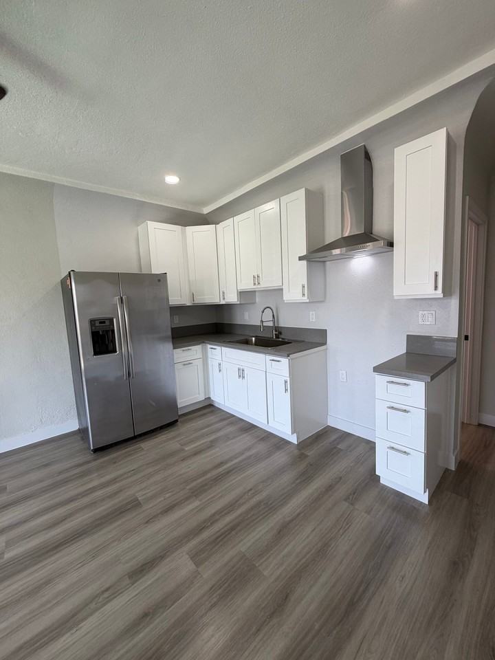 2001 S Harcourt Ave #2 - Photo 6 of 19