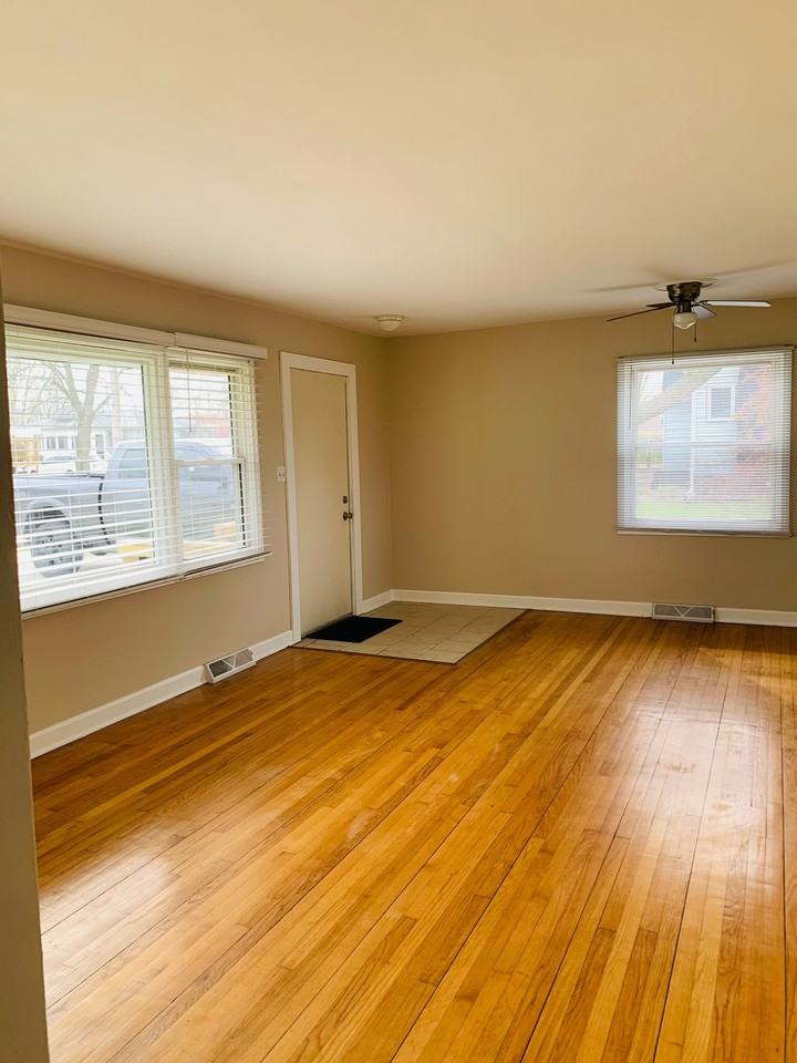 515 212th Pl - Photo 3 of 9