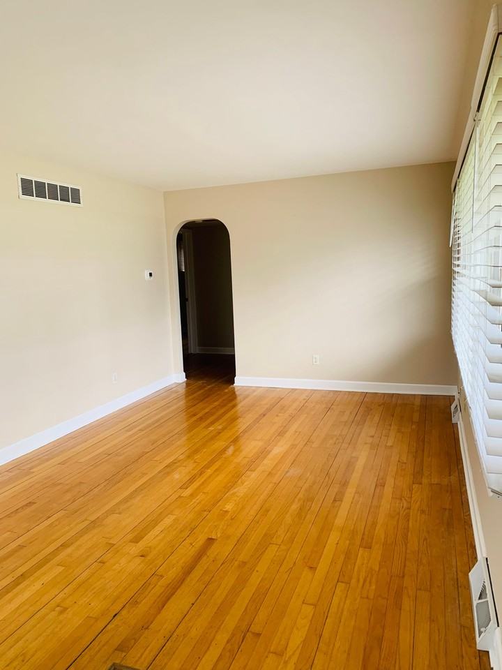 515 212th Pl - Photo 4 of 9
