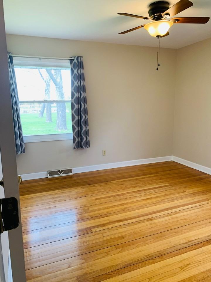 515 212th Pl - Photo 6 of 9