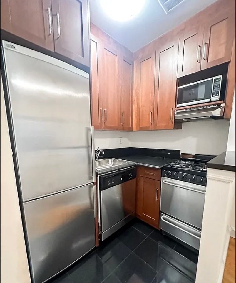 1661 York Ave #1L - Photo 4 of 6