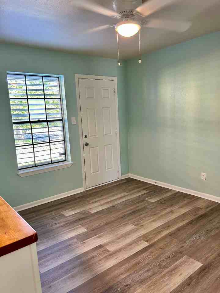 711 7th St #5 - Photo 6 of 10