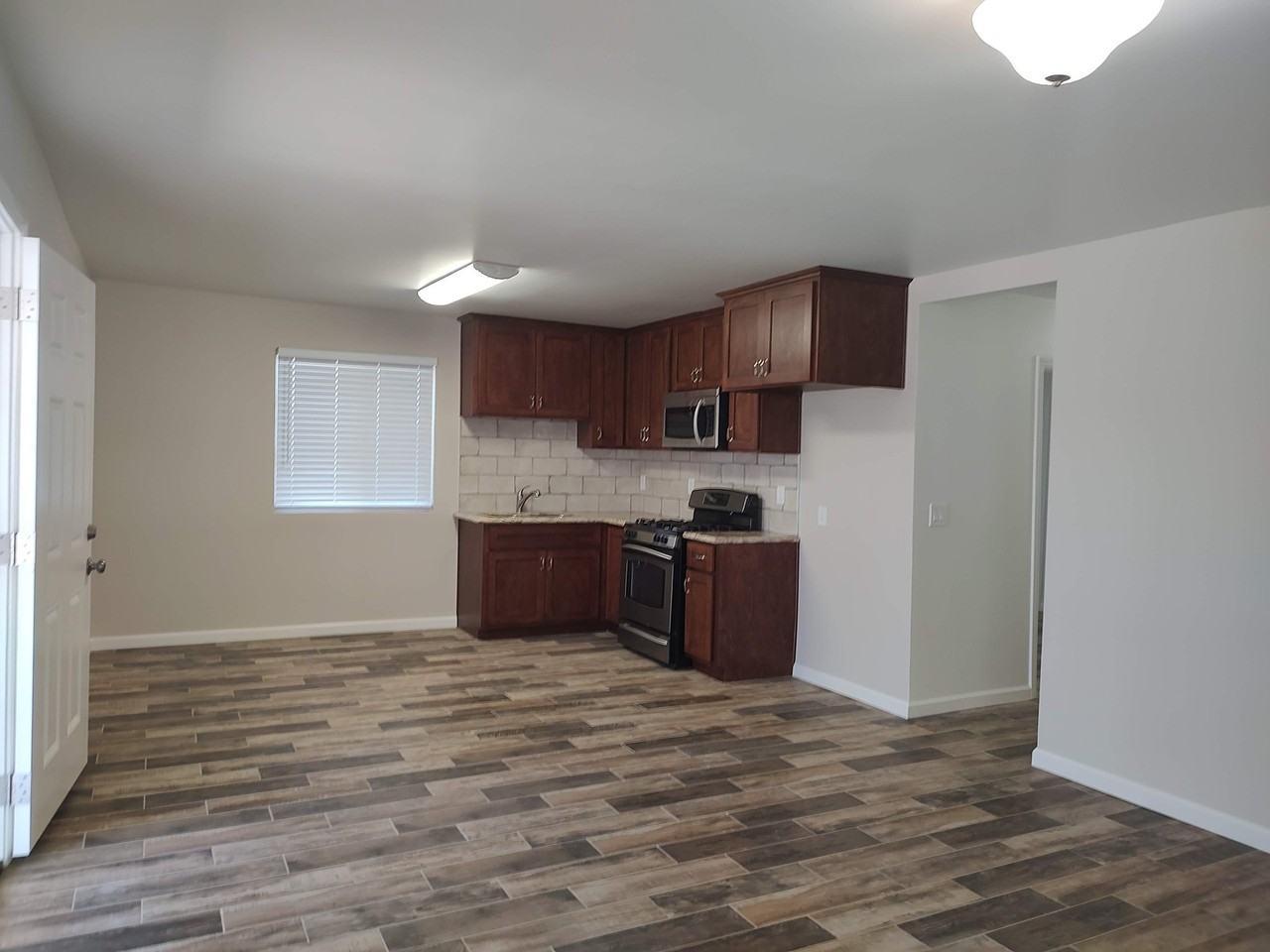 14294 S Broadway - Photo 4 of 12